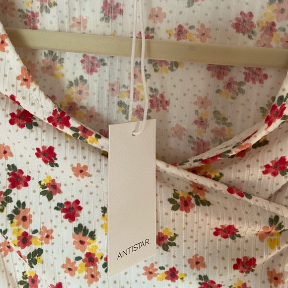 Cute Floral Top - NWT - Picture 4 of 7